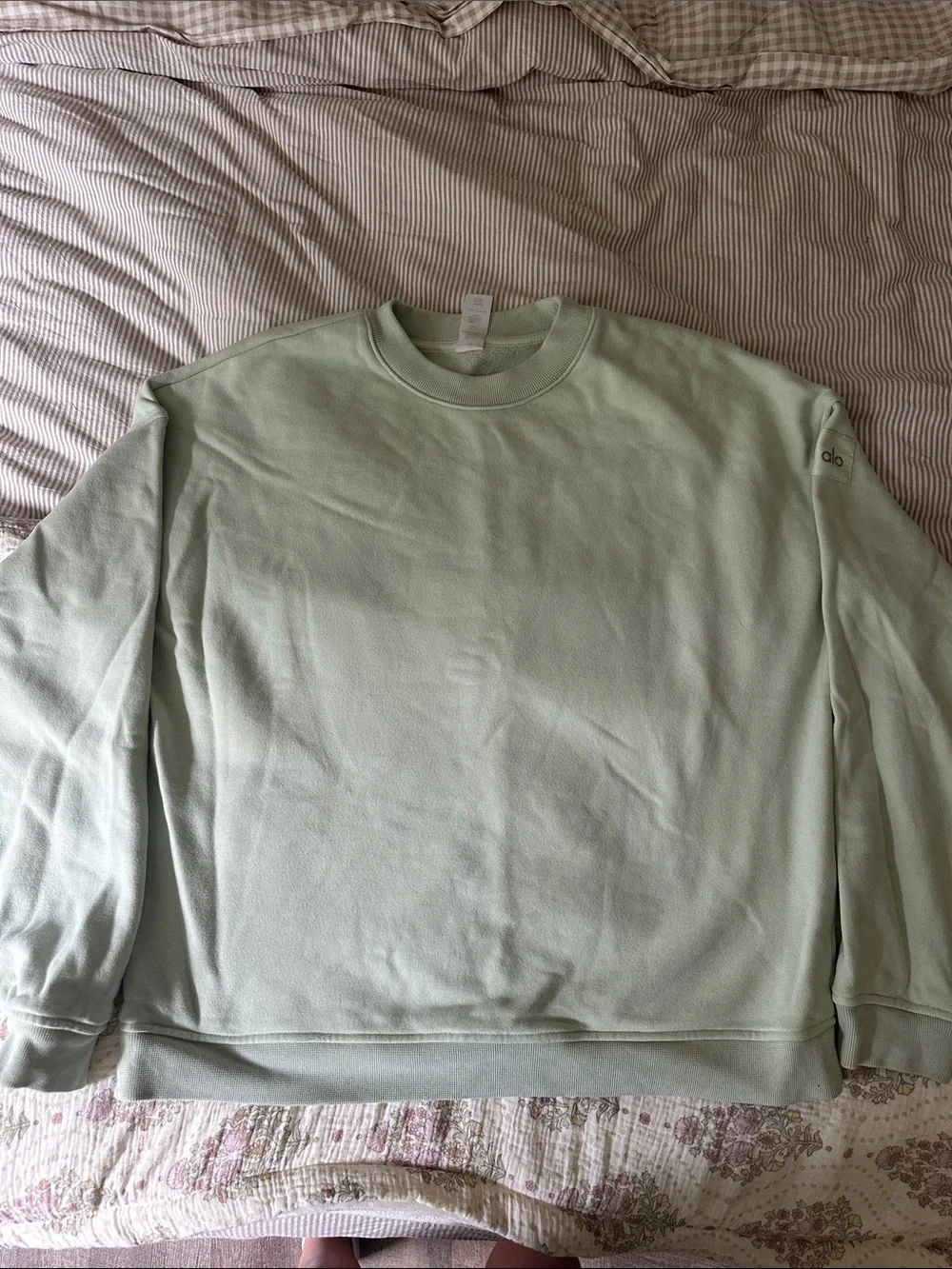 ALO Yoga Women’s Crewneck Sweatshirt in Sage Green